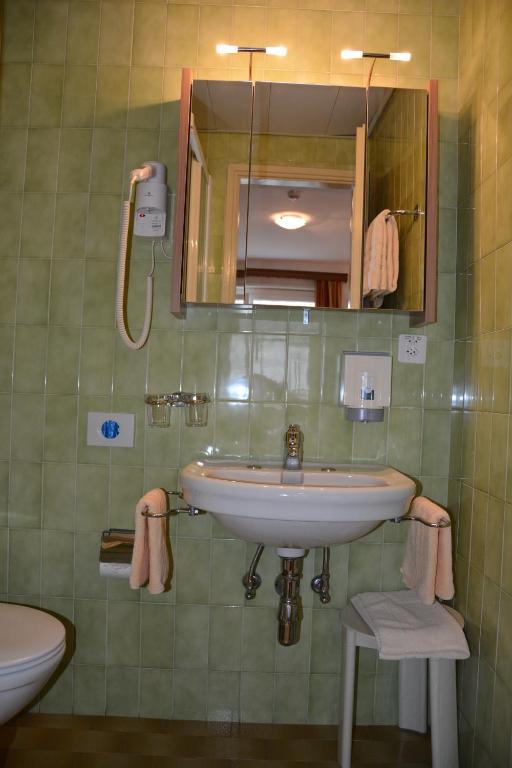 Hotel Dischma - Free Bus And Train Ticket 파라디소 객실 사진