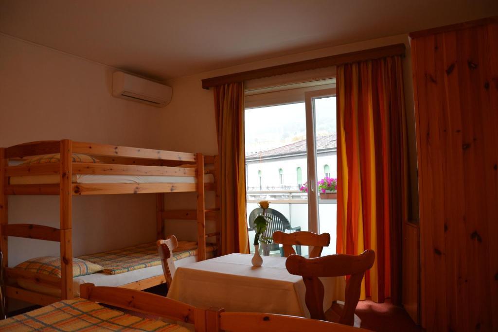 Hotel Dischma - Free Bus And Train Ticket 파라디소 객실 사진